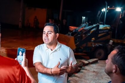 Roberto Filho em visita ao bairro Cajueiro, em Iguatu.